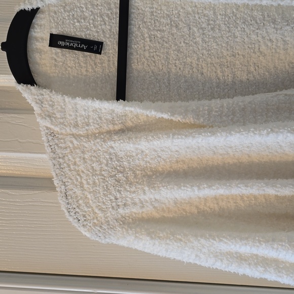 AMBRIELLE BRAND WOMEN'S "POLAR BEAR" WHITE WARM, SOFT ROBE SIZE LARGE - Picture 4 of 16